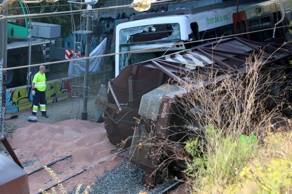 A commuter train crashed into a freight train in Sant Boi de Llobregat (by Jordi Pujolar and Gemma Sánchez)